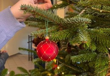 Świąteczna atmosfera w naszej szkole: Piękna choinka i słodka wizyta Mikołaja!