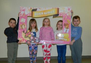 Dzień Kobiet w obiektywie Samorządu Uczniowskiego