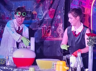 Udział uczniów w pokazie chemicznym