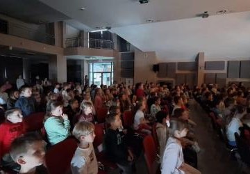 „Leśna sensacja” – teatralna przygoda uczniów klas 0–3